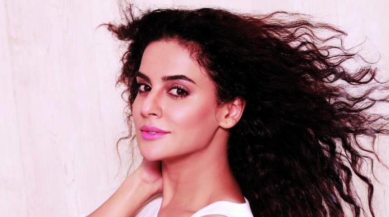 Jamai Raja actress Sara Afreen Khan took the internet by storm with the most adorable pic of her twins