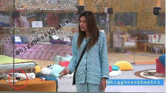 Is that a MOBILE PHONE in the Bigg Boss 13 house?