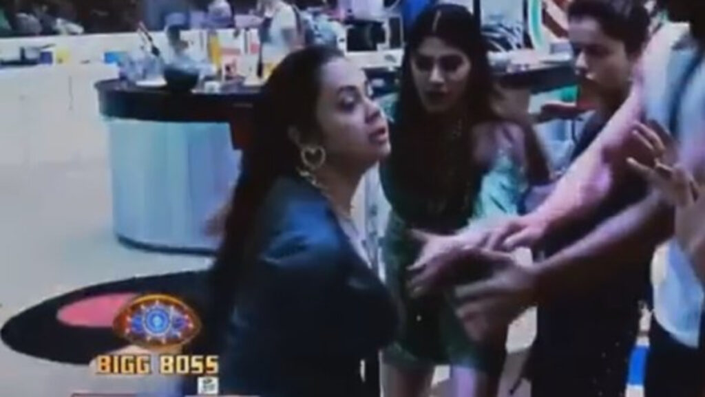 Bigg Boss 14 : Infuriated Devoleena Bhattacharjee throws food at Arshi Khan