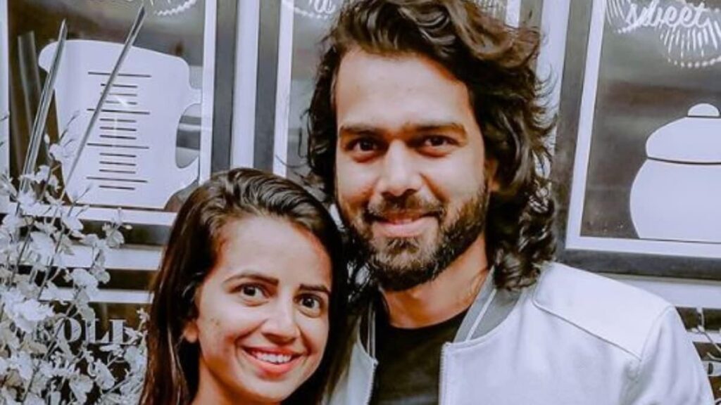 Bhavini Purohit from Saath Nibhana Saathiya Relished pyaaj ki kachori and ghewar on her Jaipur trip bhavini purohit with husband