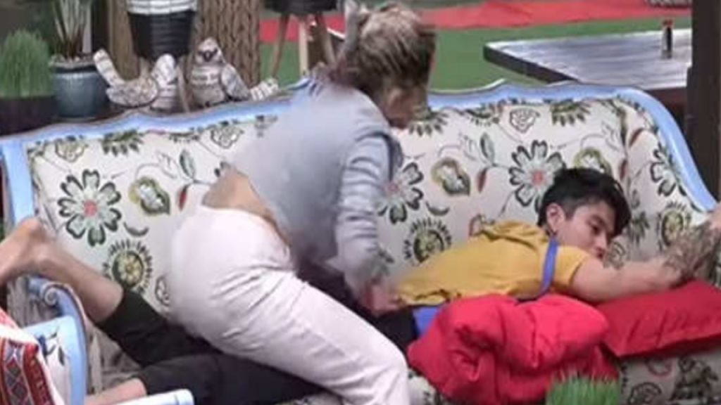 Bigg Boss OTT: Pratik Sehajpal tells Neha Bhasin, ‘Badi ajeeb si feeling aa rahi hai yaar’ while she gives a massage to him