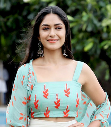 Mrunal Thakur’s Journey: From ‘Jab We Met’ Inspiration to ‘Kumkum Bhagya’ Stardom