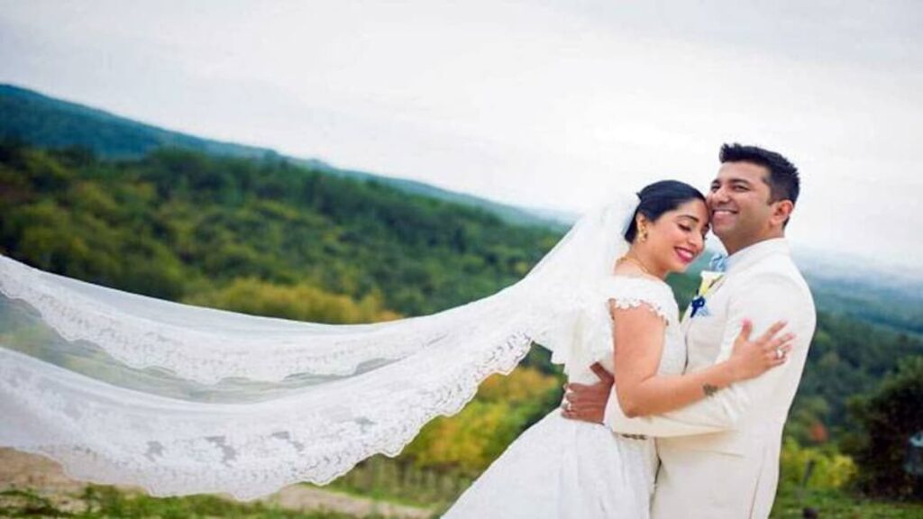 Neha Bhasin wishes husband Sameer Uddin on their 5th anniversary