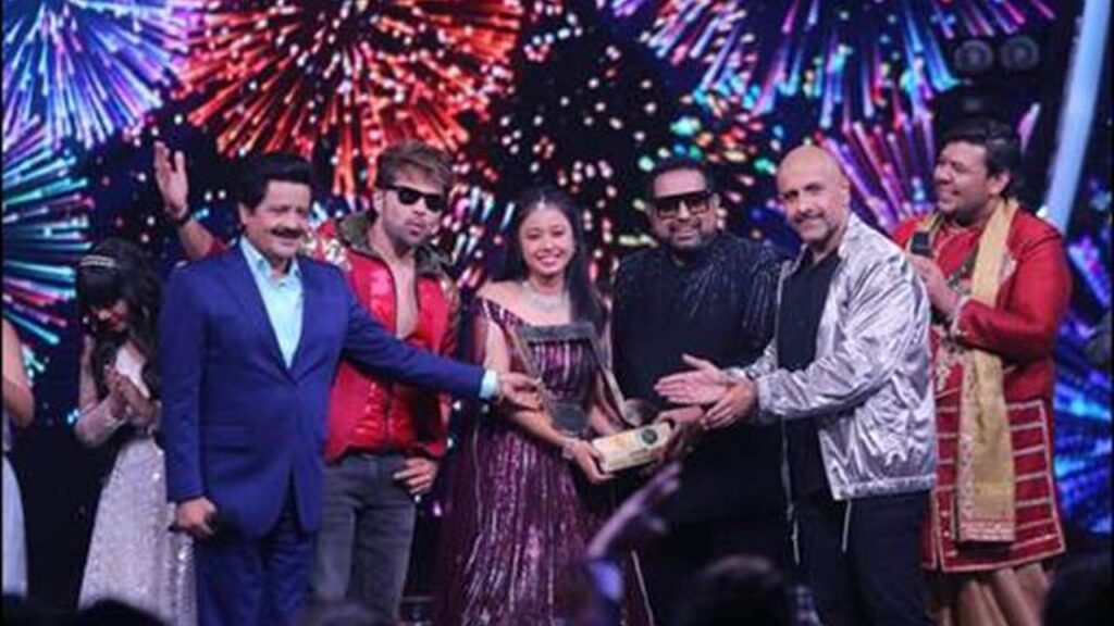Neelanjana Ray lifts the trophy of Zee TV’s Sa Re Ga Ma Pa 2021