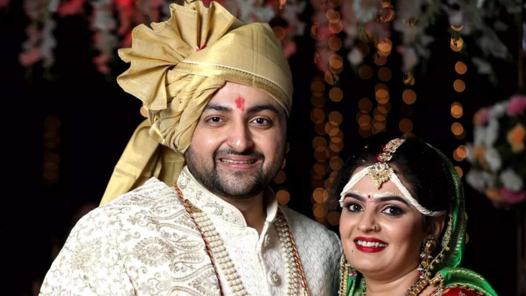 Actors Krishna Gokani and Khanjan Thumbar tie the knot