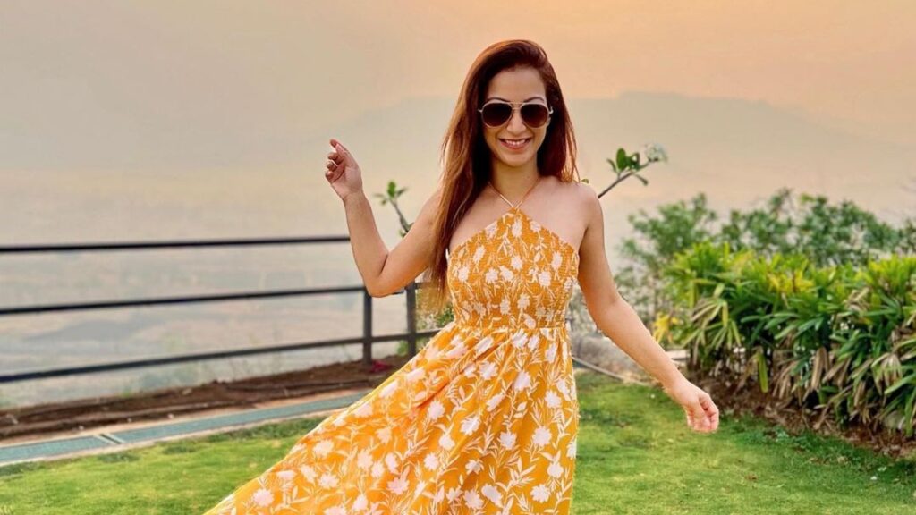 Taarak Mehta ka Ooltah Chashmah fame Sunayana Fozdar takes a break from the shoot to celebrate her wedding anniversary