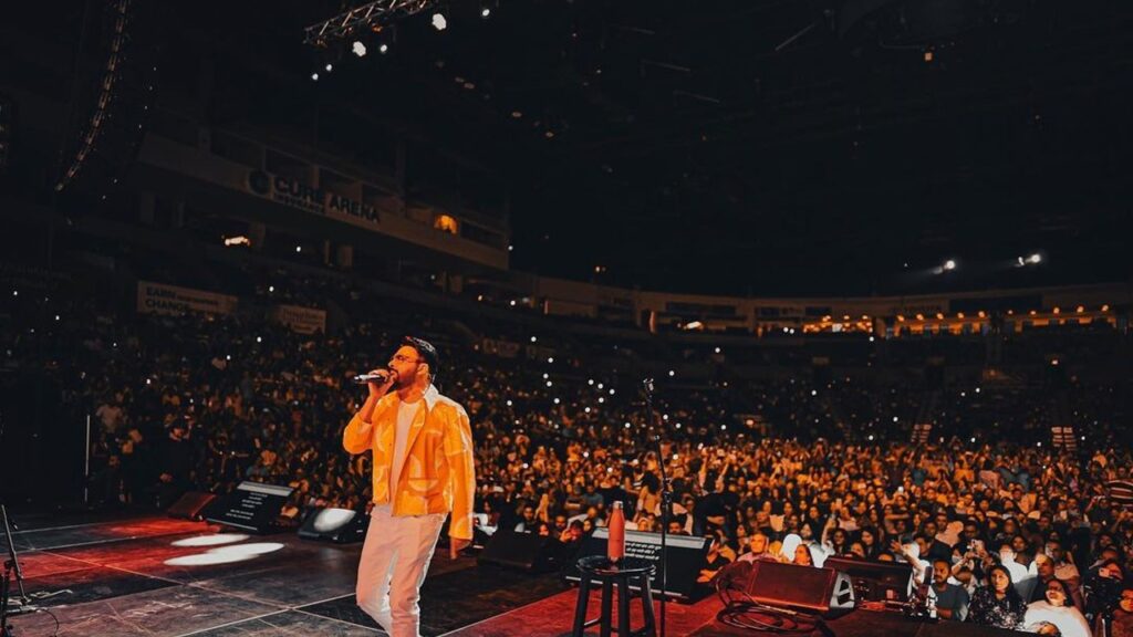 Kapil Sharma live in New Jersey; Wows a 6000-strong audience with laughter and entertainment