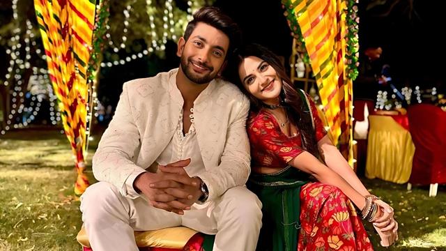 Fahmaan Khan indulges in singing lessons from Debattama Saha on the sets of COLORS’ ‘Krishna Mohini’