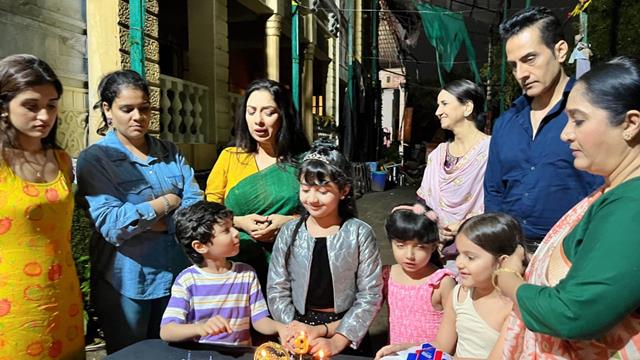 Anupamaa’s Princy Prajapati Celebrates Birthday with Cast and Crew on Set