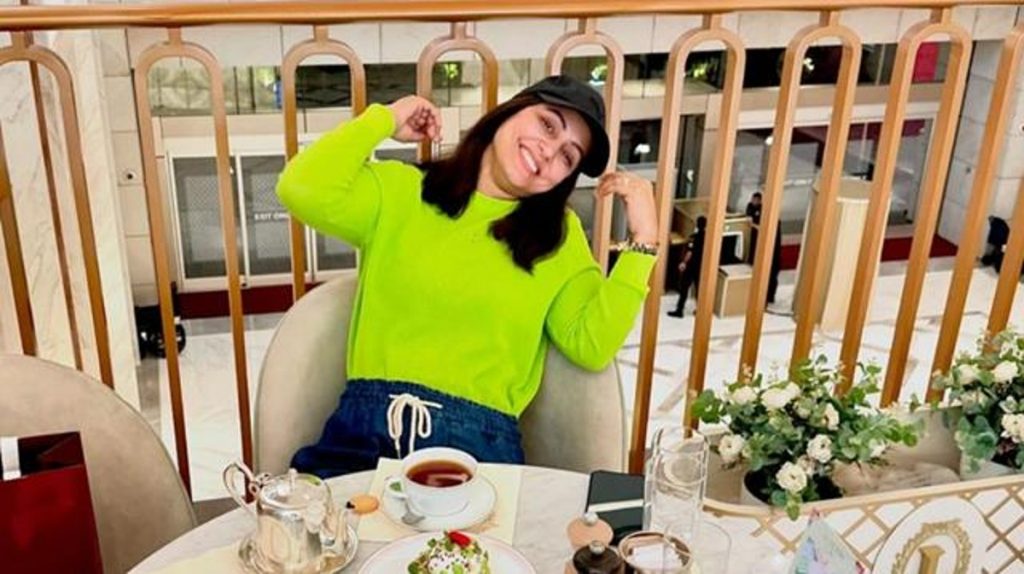 Hina Khan Steps Out For A Treat Amid br*ast Cancer Battle